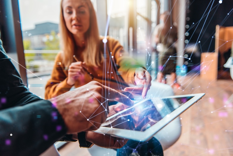 Två personer som använder iPad