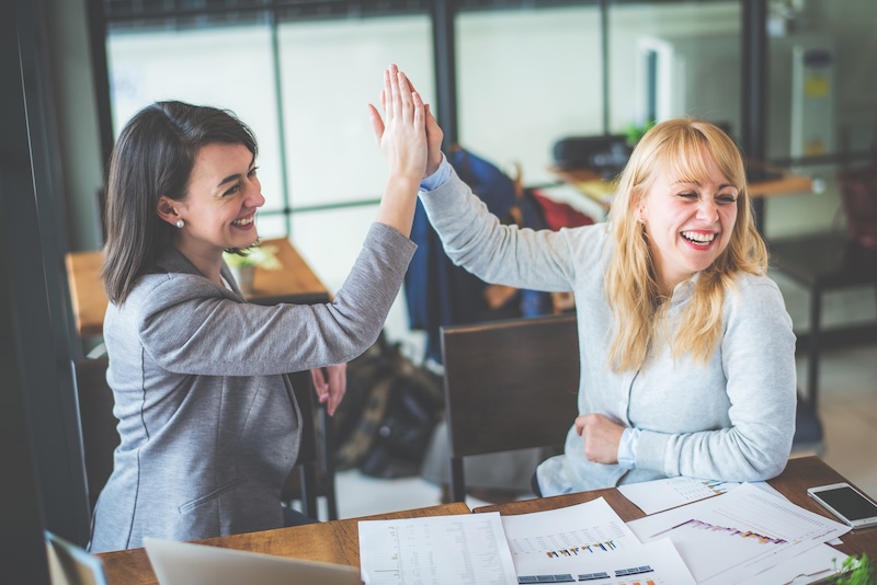 Två medarbetare som high-fivar