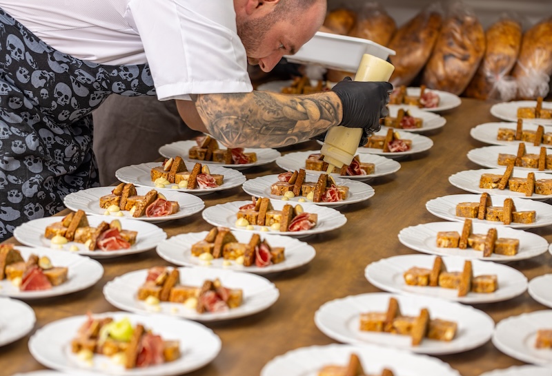 Kock som ordnar med buffémat