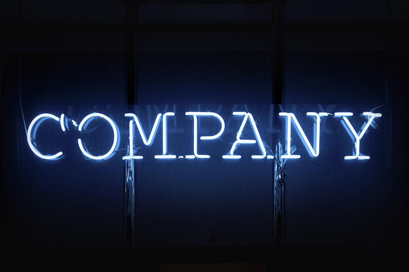Fasadskylt med texten company